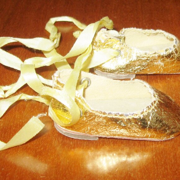 Vintage Dolly's Gold Slippers w Original Box Finest Doll Shoes Accessory - Picture 12 of 16